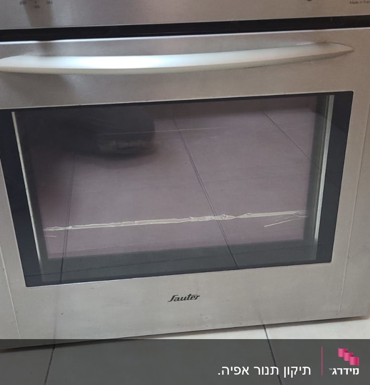 תנור אפייה נירוסטה עם כפתורים ותצוגה דיגיטלית